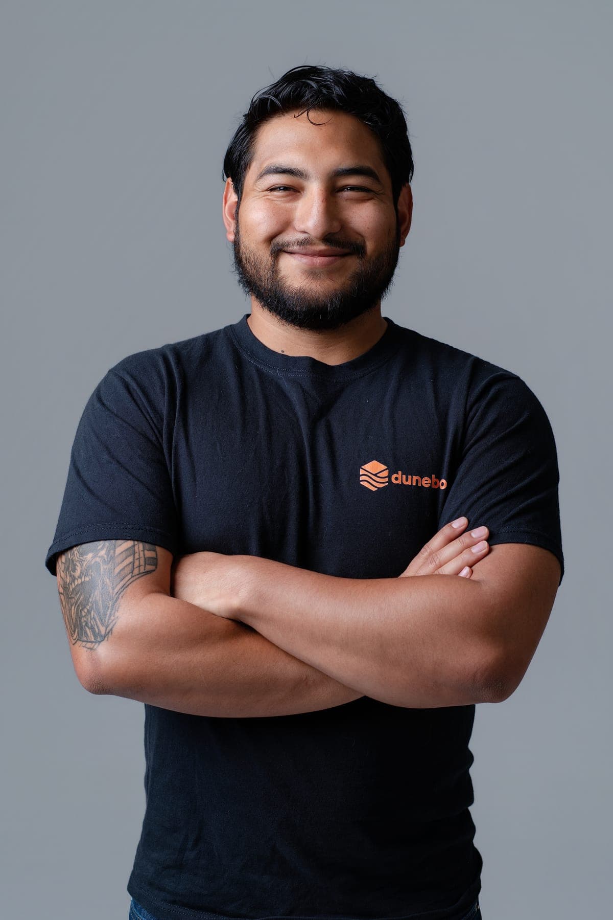 Retrato editorial de Ramses Salinas, fundador y CTO.