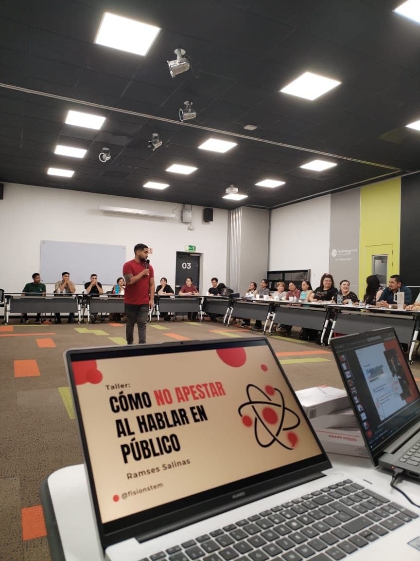 Ramses con micrófono en el taller 'Cómo no apestar al hablar en público' de Fisión.